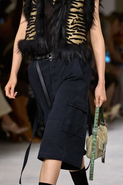 Look 100